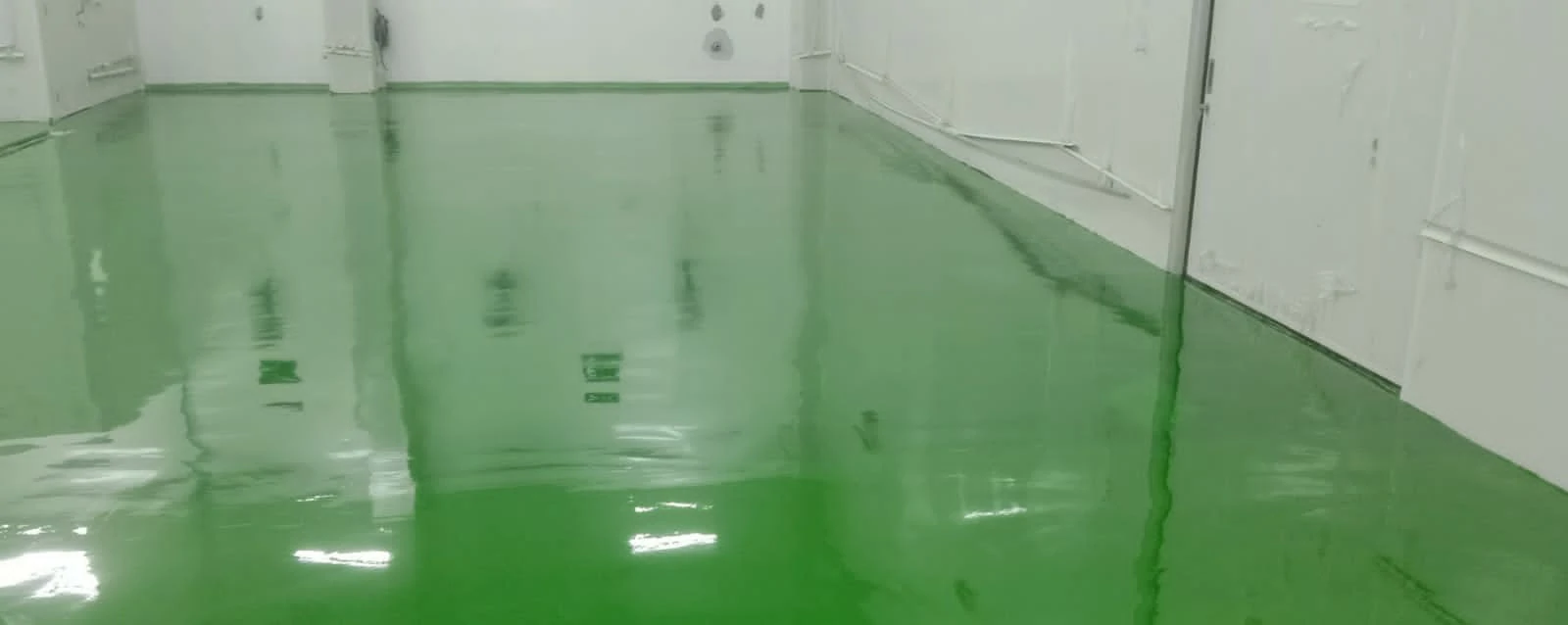 ciri lantai pabrik makanan yang aman dan higienis