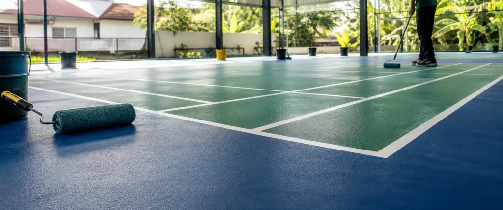 Berapa lama umur cat lapangan outdoor pada lapangan badminton indoor?