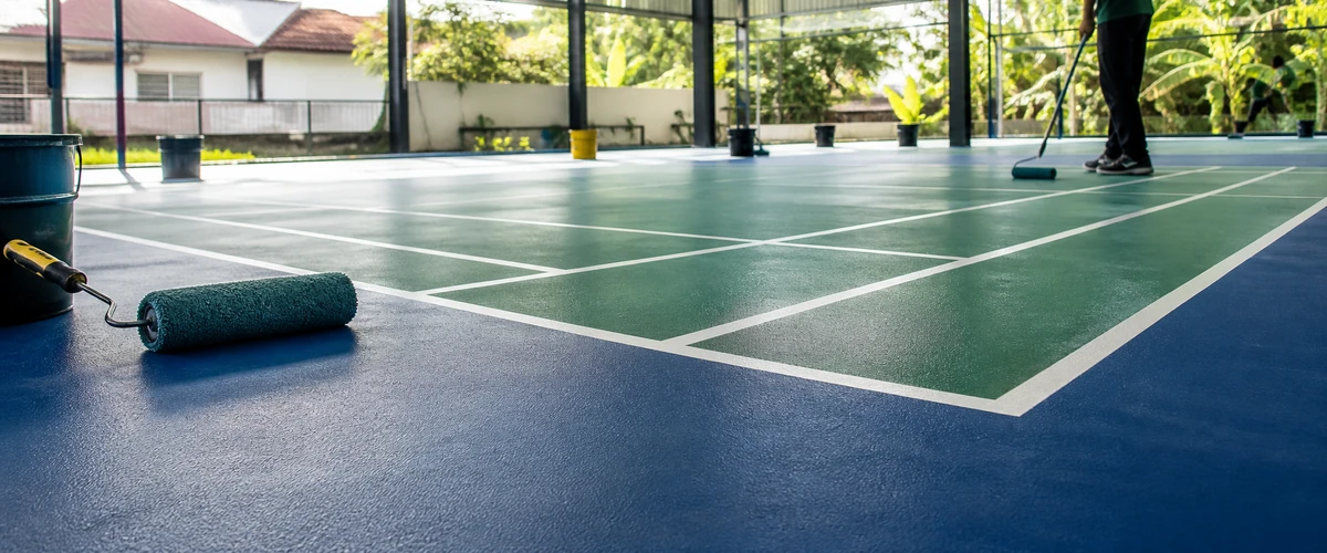 Berapa lama umur cat lapangan outdoor pada lapangan badminton indoor?