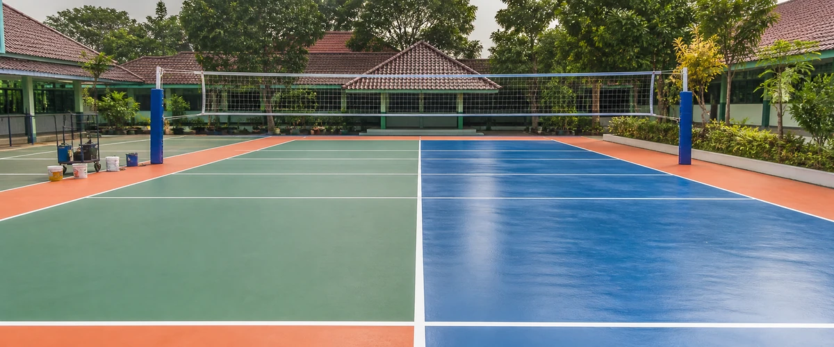 Perbedaan finishing acrylic vs PU untuk lapangan voli sekolah
